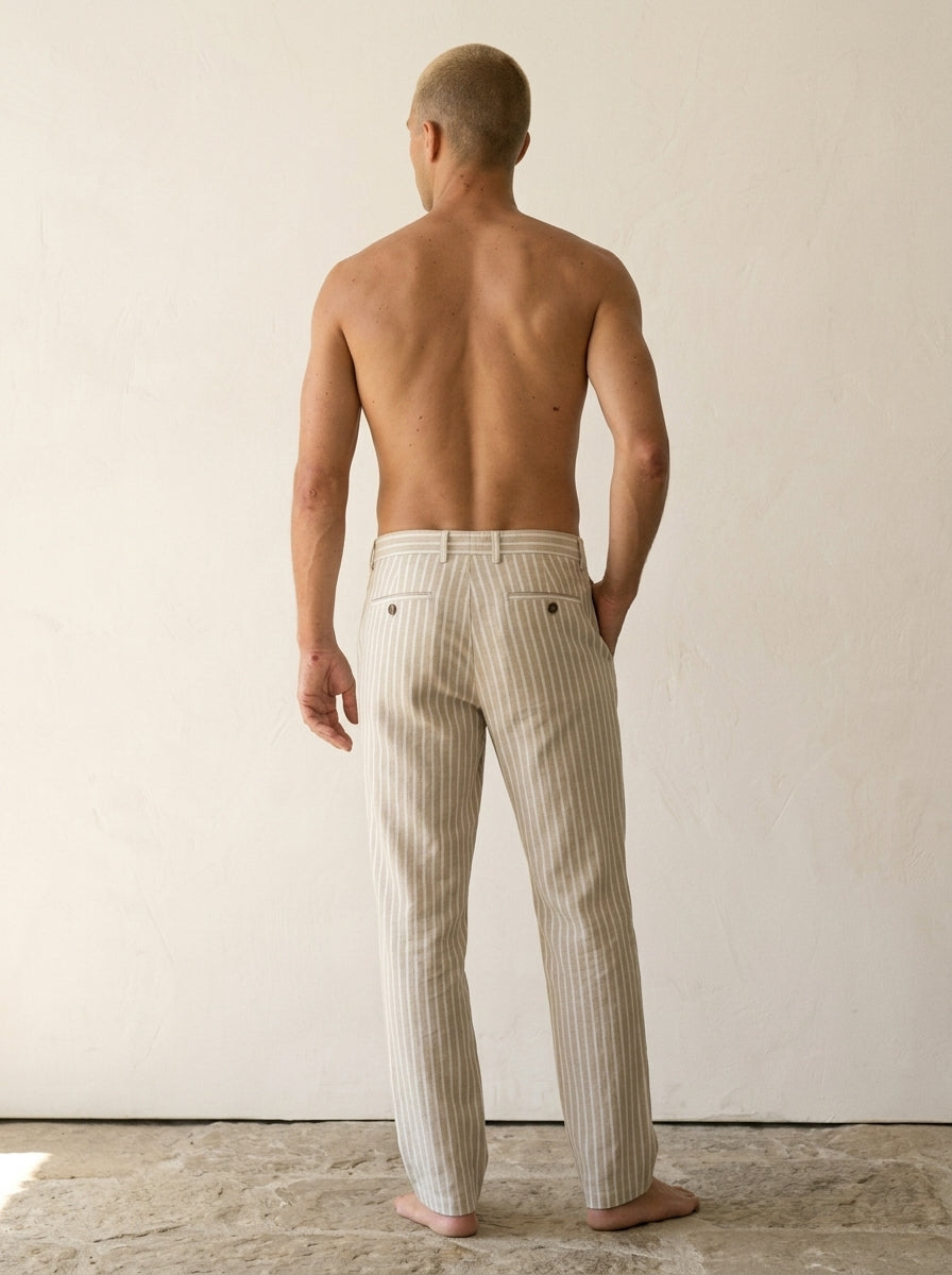 Pantalón de raya fina VÉLDE en caqui, vista de la caída y el largo